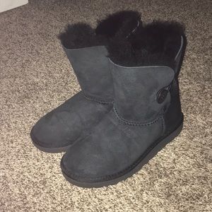 Black ugg boots youth